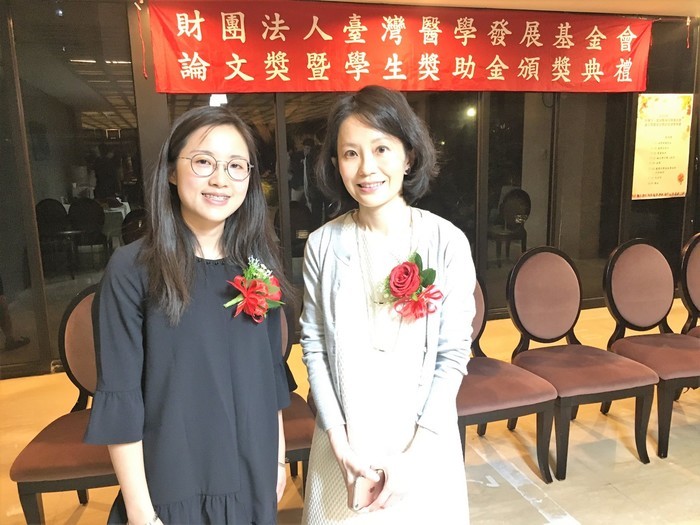 Two students won Taiwan Medical Development Awards for Outstanding Writings