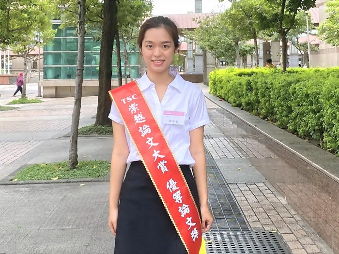 Student Yu-Chin Chen won the TSC Thesis Award and be invited to Office of the President to receive the greetings from President Ing-wen Tsai last month